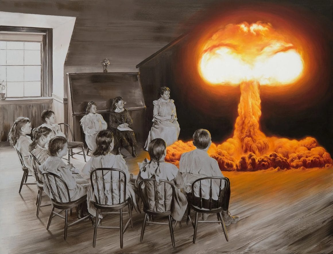Groupe d'enfants en demi-cercle, dans une salle d'enseignement ancienne. A droite, une explosion atomique orange. 