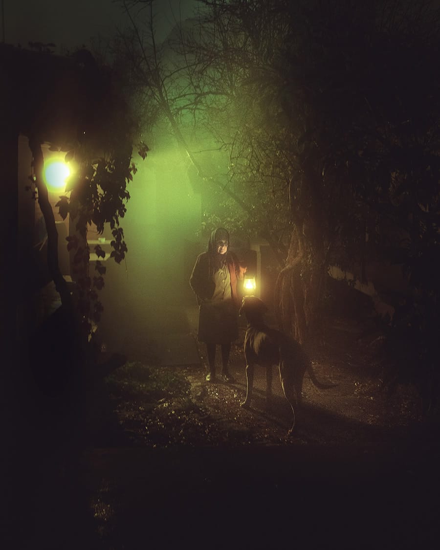 Photographie d'Henri Prestes montrant une vieille dame et son chien dans le brouillard 