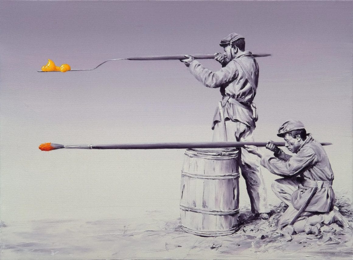 Image de deux soldats de profils. les deux visent depuis deux pinceaux géants, qui font office de fusils. au bout de ces pinceaux, des touches de peintures mettent de la couleur dans le tableau.