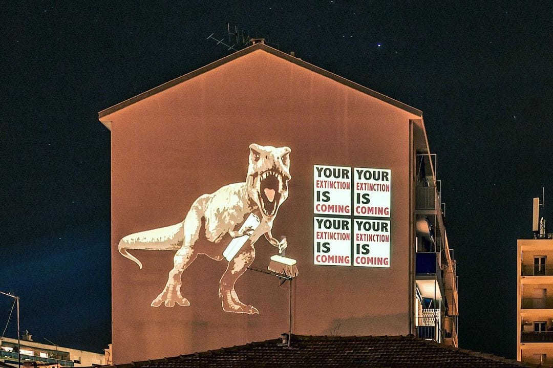4 affiches "your extinction is coming soon" posées à côté d'un graphe d'un T-rex qui tient d'une main un pinceau à collage et de l'autre un tas d'affiche.