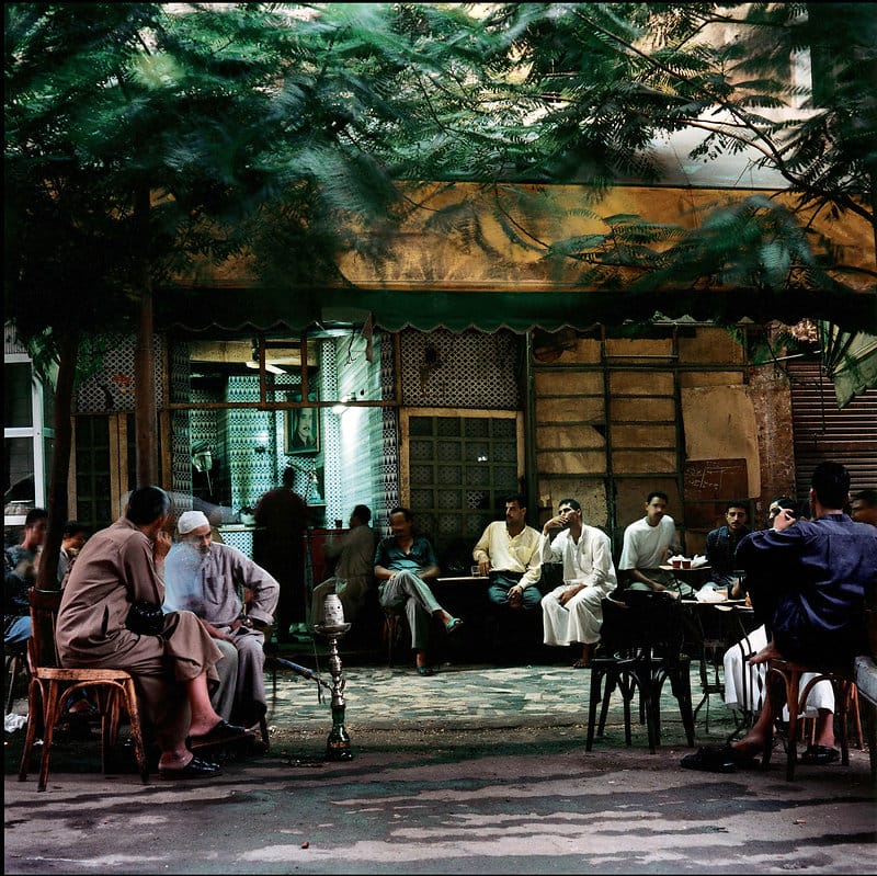 Photographie d'une terrasse de café en Égypte.