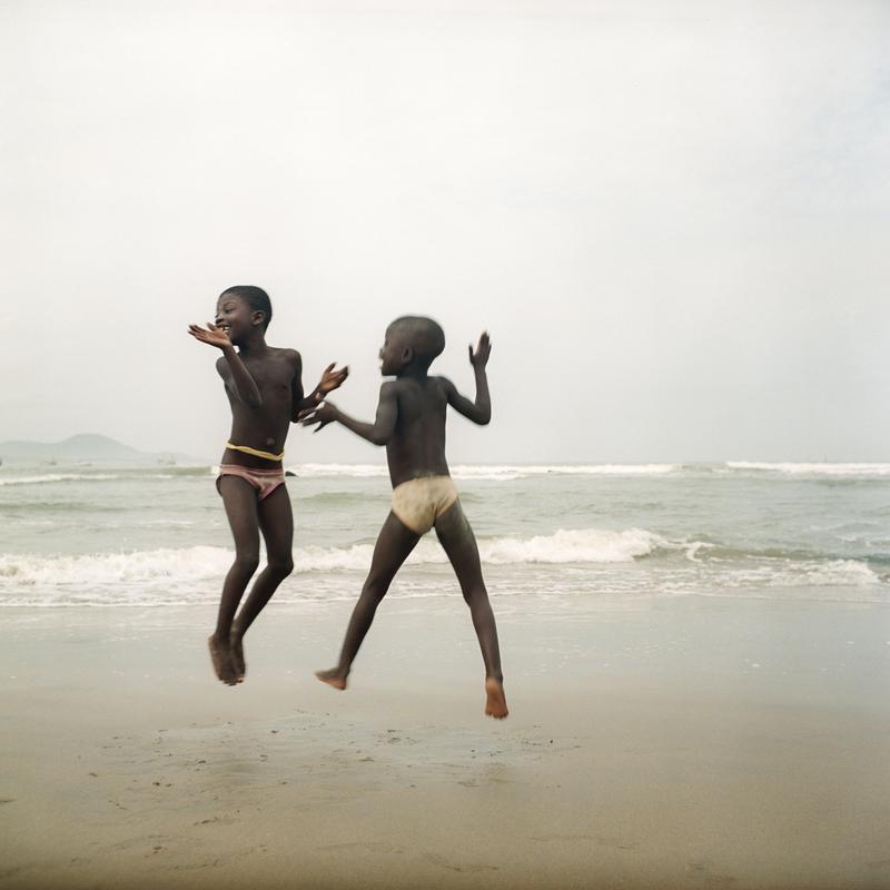 Photographie d'enfants ghanéens jouant.