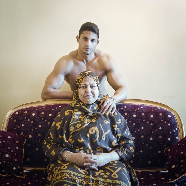 Photographie d'une mère égyptienne avec son fils.