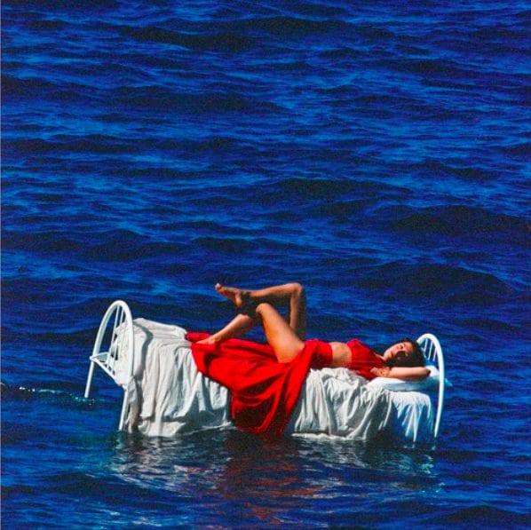 La chanteuse Felixita est allongée dans un lit flottant sur l'eau