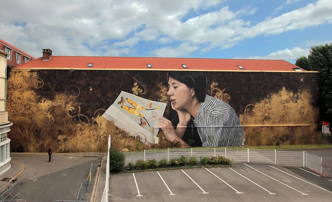 photographie d'une fresque avec une femme lisant.