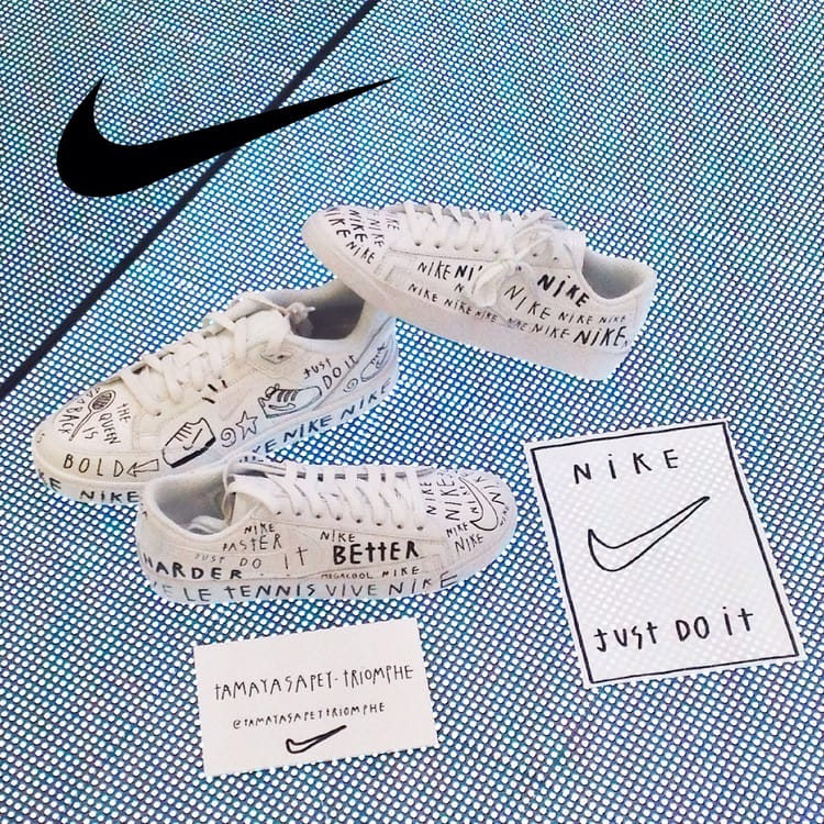 Photographie de chaussures Nike avec des écriture et des dessins au stylo.