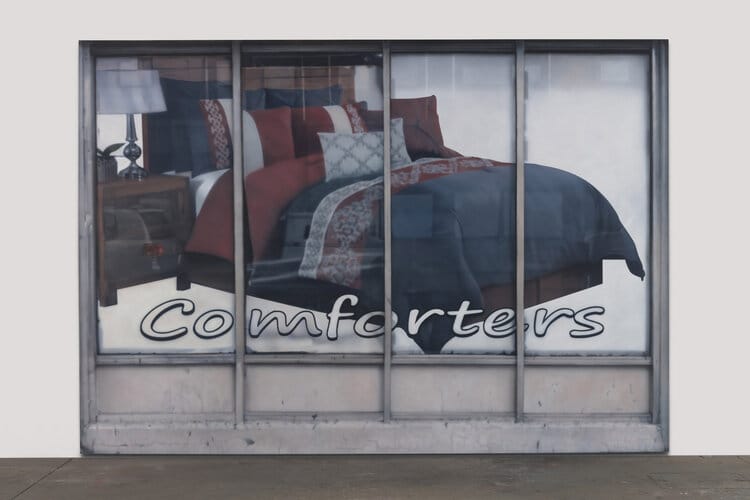 Peinture par Sayre Gomez d'une vitrine avec une affiche publicitaire pour un lit.