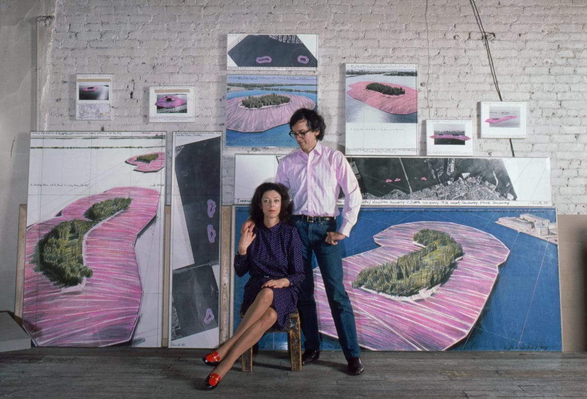 Christo et Jeanne Claude devant leurs croquis d'iles roses