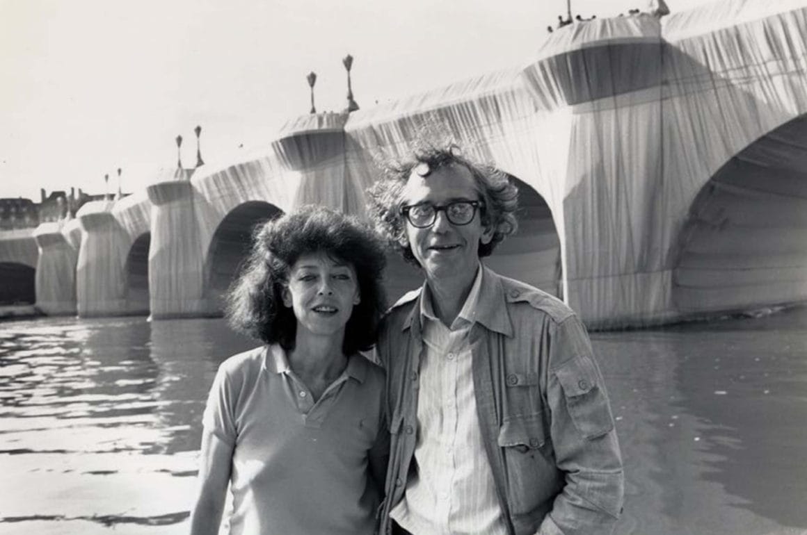 Jeanne-Claude et Christo devant le Pont Neuf empaqueté