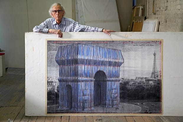 Christo et son croquis pour le projet "Arc de Triomphe, Wrapped"