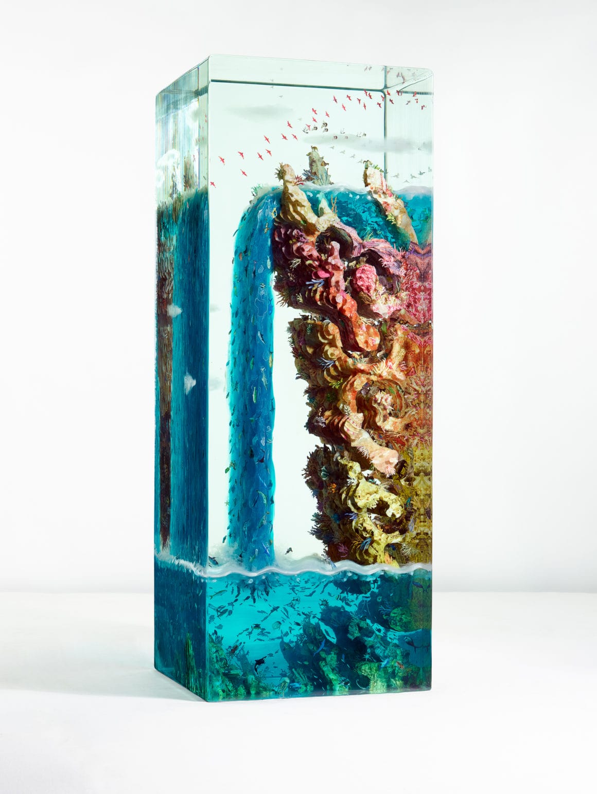 Dustin Yellin sculpture en verre représentant des fonds marins