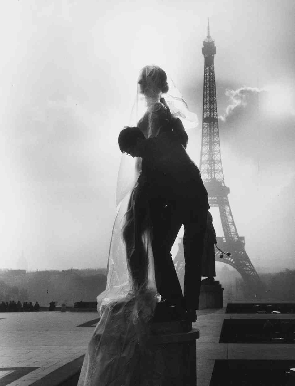 "Empaquetage de la statue "Le Printemps" de Paul Niclausse, esplanade du Trocadéro, Paris" (14 février 1964)