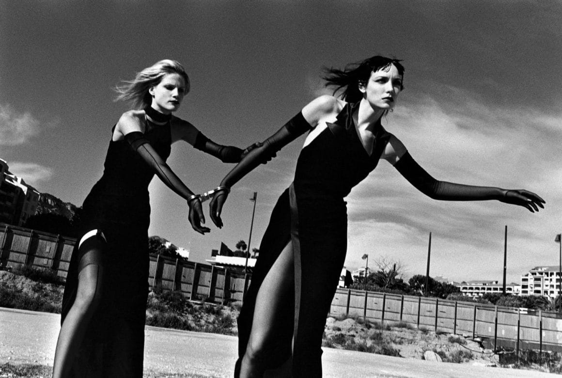 Photo de mode réalisée par le photographe australien Helmut Newton. 