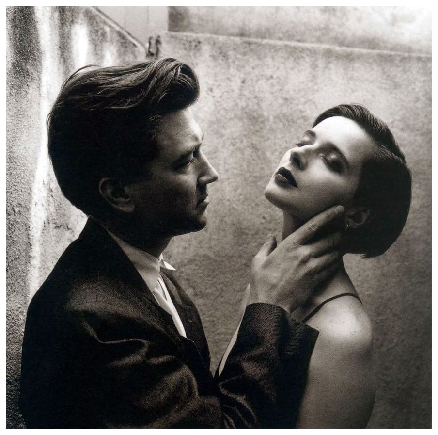 Portrait du cinéaste David Lynch, réalisé par le photographe australien et d'origine allemande Helmut Newton. 