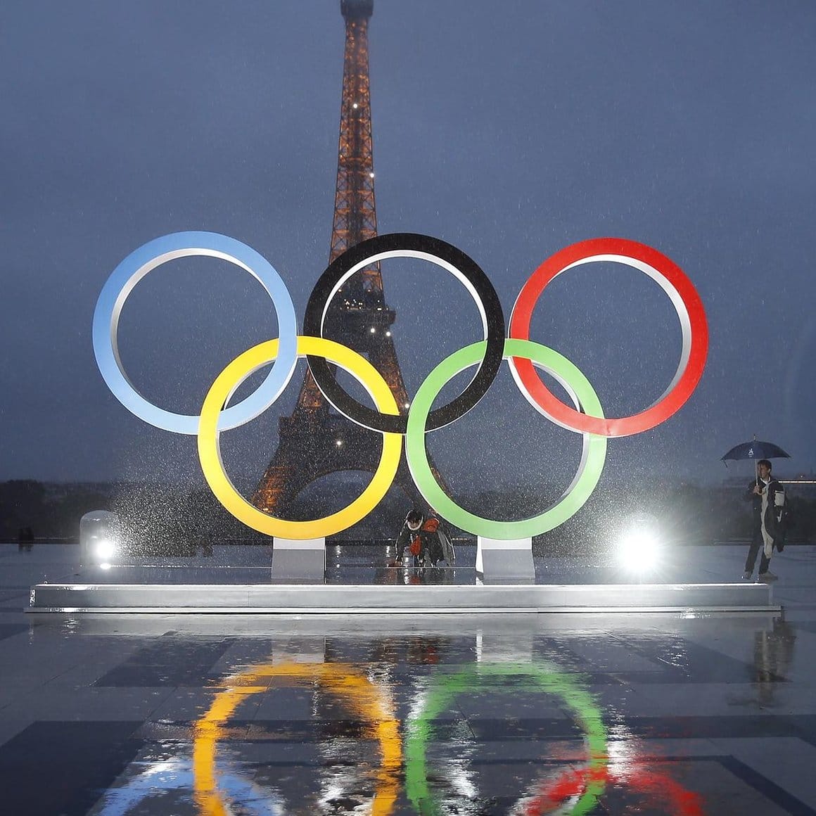 Photographie du logo des Jeux Olympiques devant la Tour Eiffel.