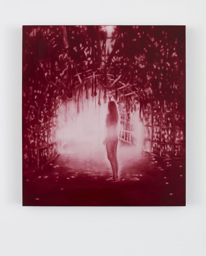 Peinture monochrome rose d'une femme dans un tunnel de plantes.