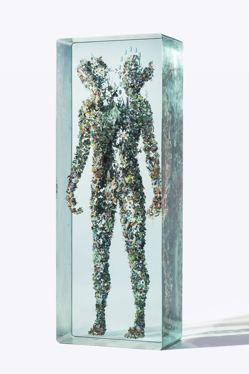 Sculpture en verre en forme d'homme réalisée par Dustin Yellin