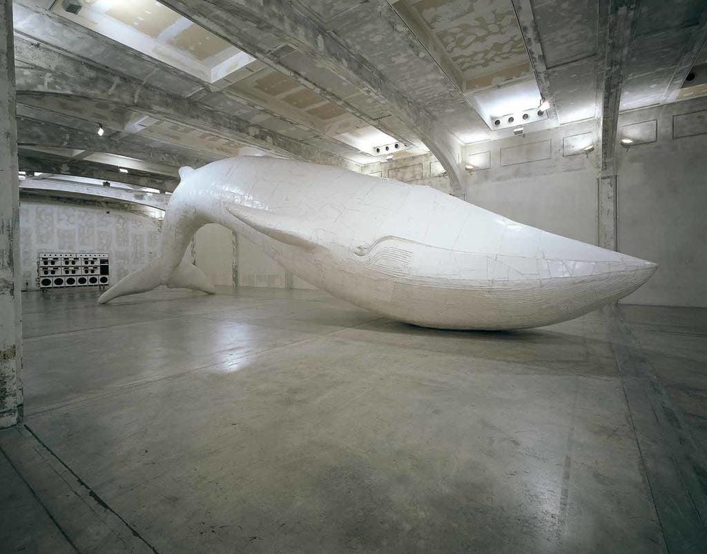 Installation représentant une baleine imaginée et réalisée par l'artiste/ingénieur américain Tom Sachs 