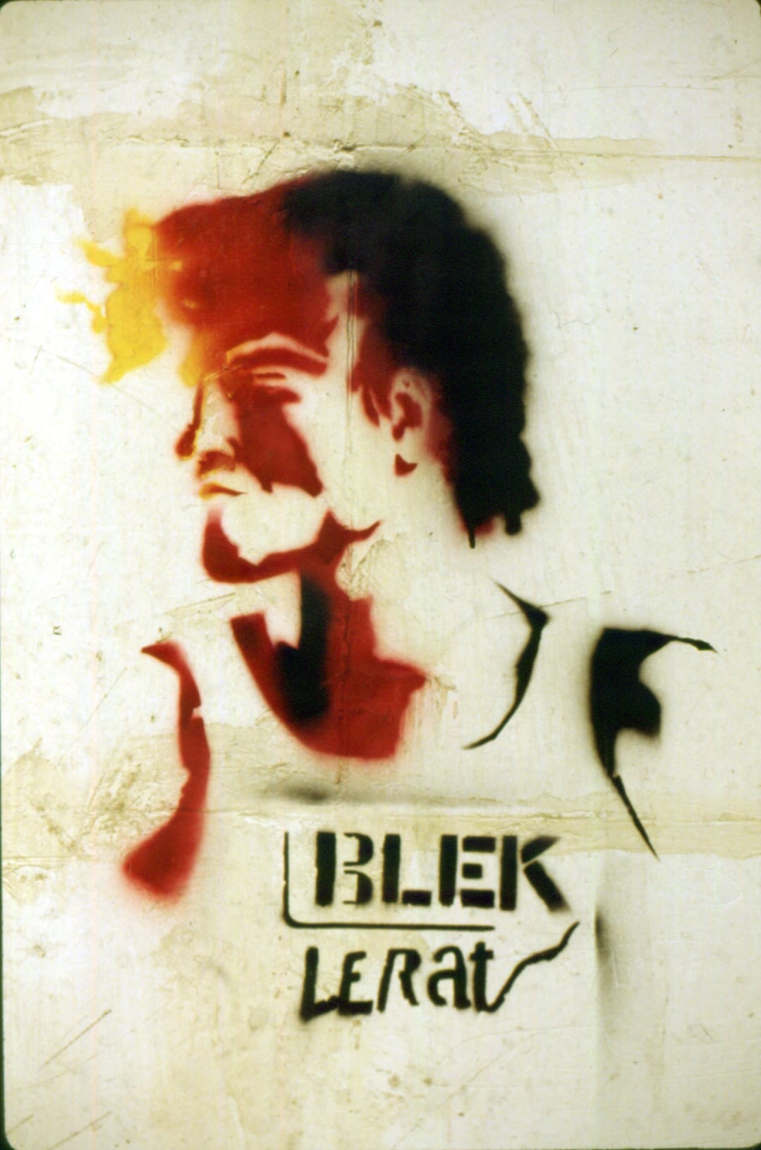 Portrait de Blek Le Rat avec sa signature au pochoir sur un mur
