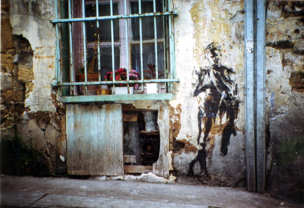 Faune peint au pochoir sur un mur parisien en 1992