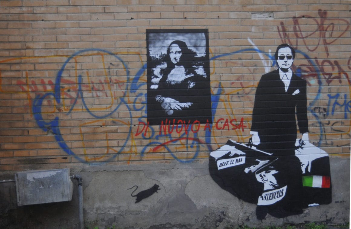 La joconde à coté de Blek Le Rat, valises à la main peints au pochoir sur un mur de Rome en 2015