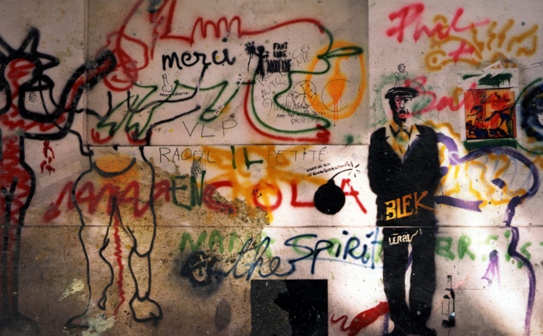 Un vieille homme irlandais peint au pochoir sur un mur parisien en 1985