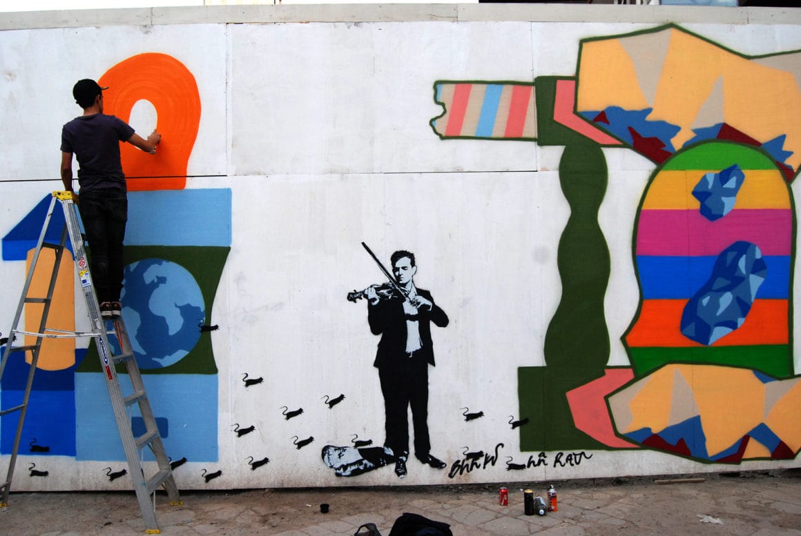 Le violoniste infesté de rat au sol peint au pochoir sur un mur de Santiago de Chile en 2014 