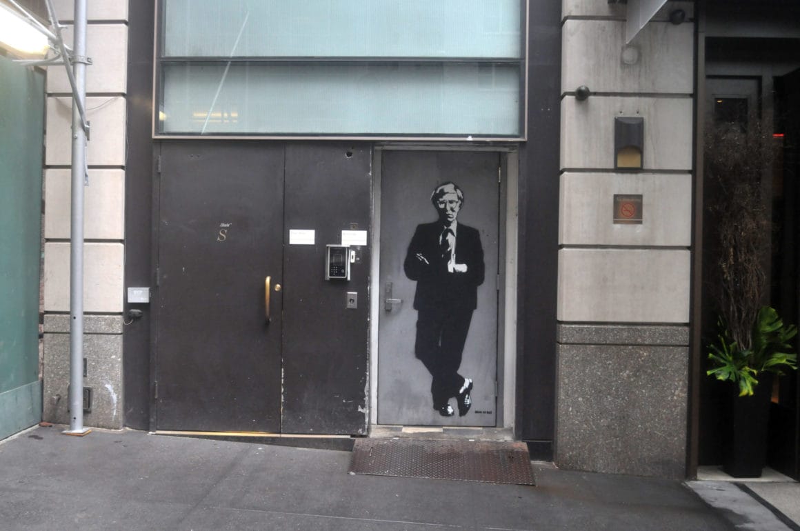 Andy Warhol peint au pochoir sur une porte de New York en 2014