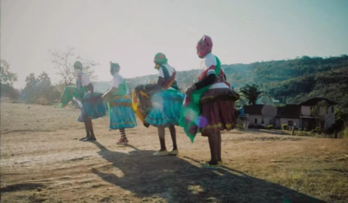 Quatre danseuses sud africaines en tenues traditionnelles dans un paysage sud africain