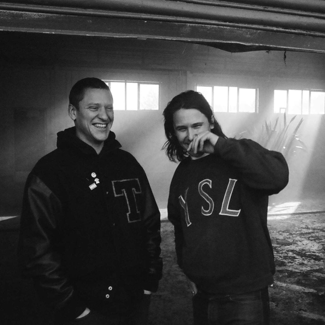 Image promotionnelle pour "Loving in Stereo". Josh Lloyd-Watson et Tom McFarland de Jungle posent côte à côte sur une photo en noir et blanc.