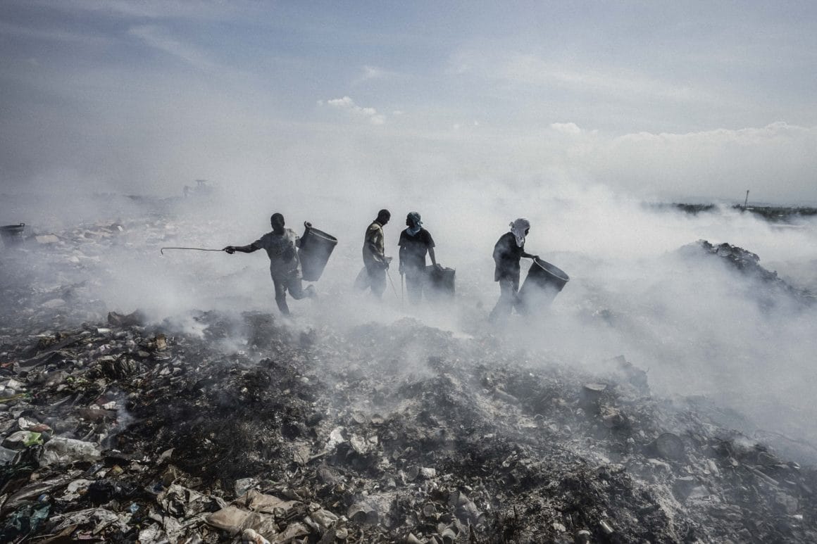 Giles Clarke photographie des gens dans des décombres après un incendie 