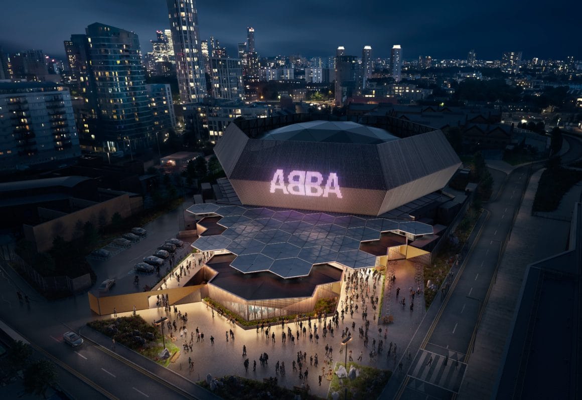 Image de synthèse de la salle de concert futuriste où se dérouleront les concerts d'Abba Voyage. Le logo du group est projeté sur la façade.