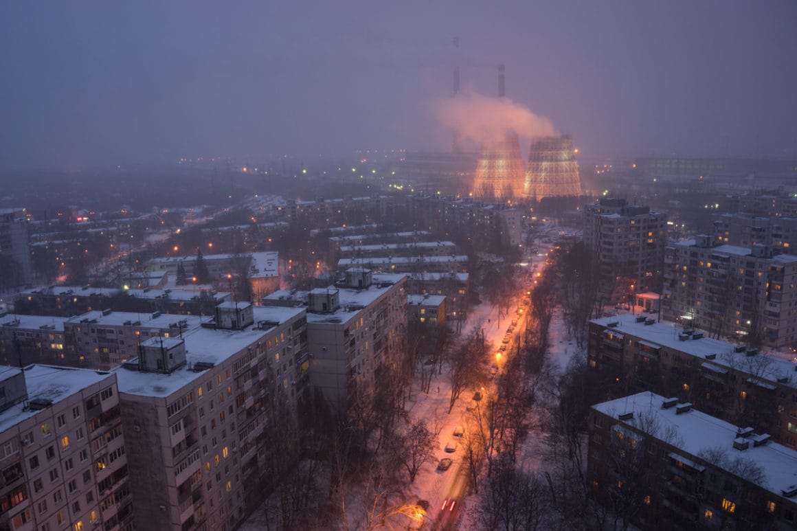 arseniy kotov photographie d'un quartier avec une usine au loin