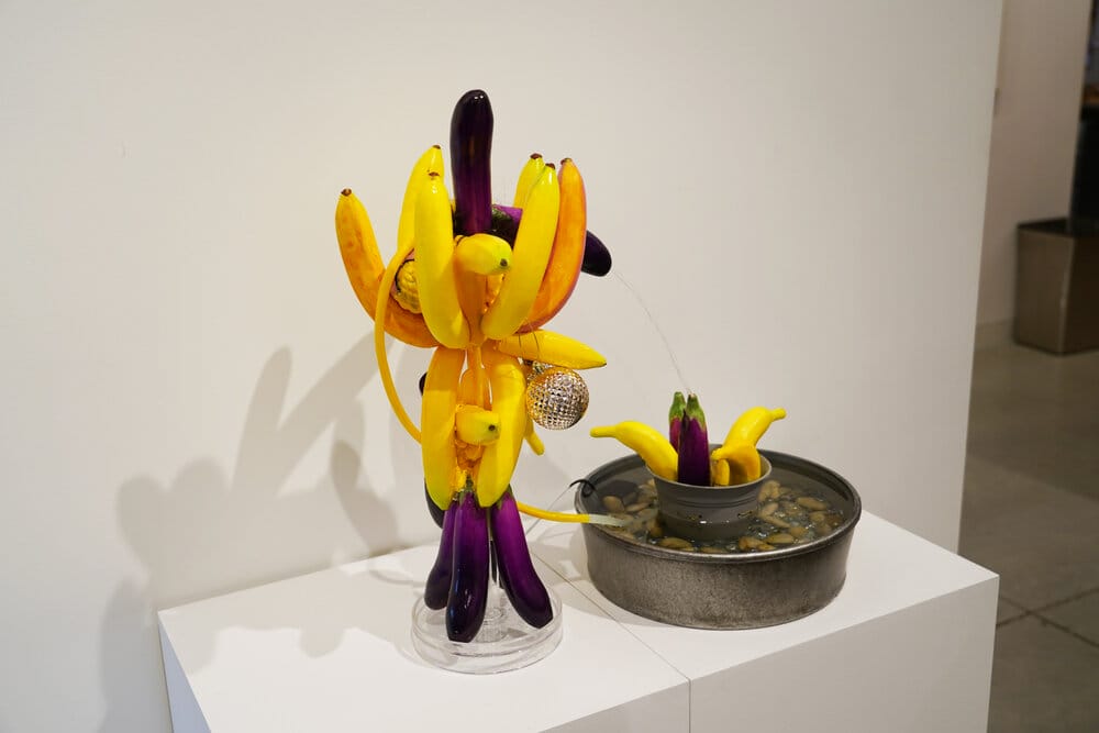 sculpture de fontaine faites de bananes, aubergines, et boules disco
