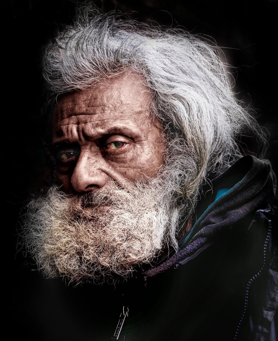 portrait de trois quart d'une personne âgée avec un fond noir