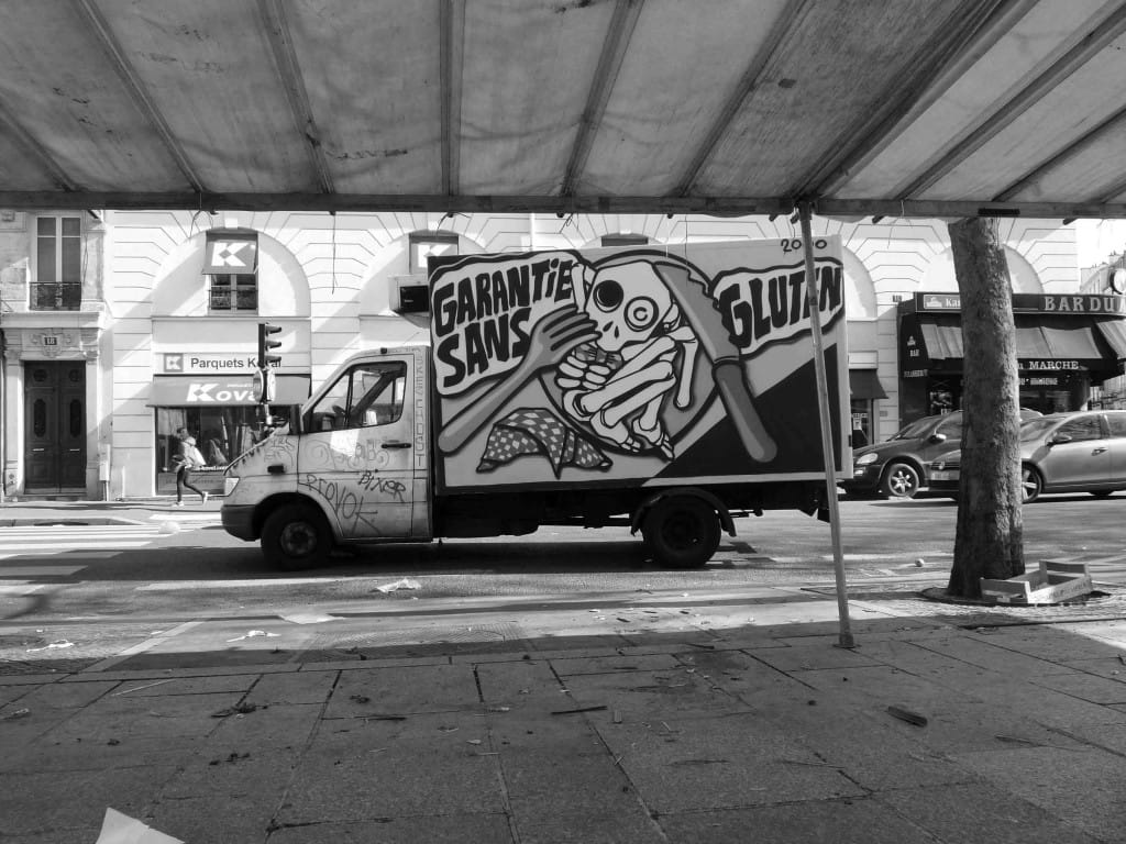 truck graffiti, garantie sans gluten sur un camion a Paris, photographie en noir et blanc