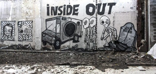 Mygalo 2000 inside out, fresque sur un mur avec des squelettes sortant d'une tombe Jean Reno