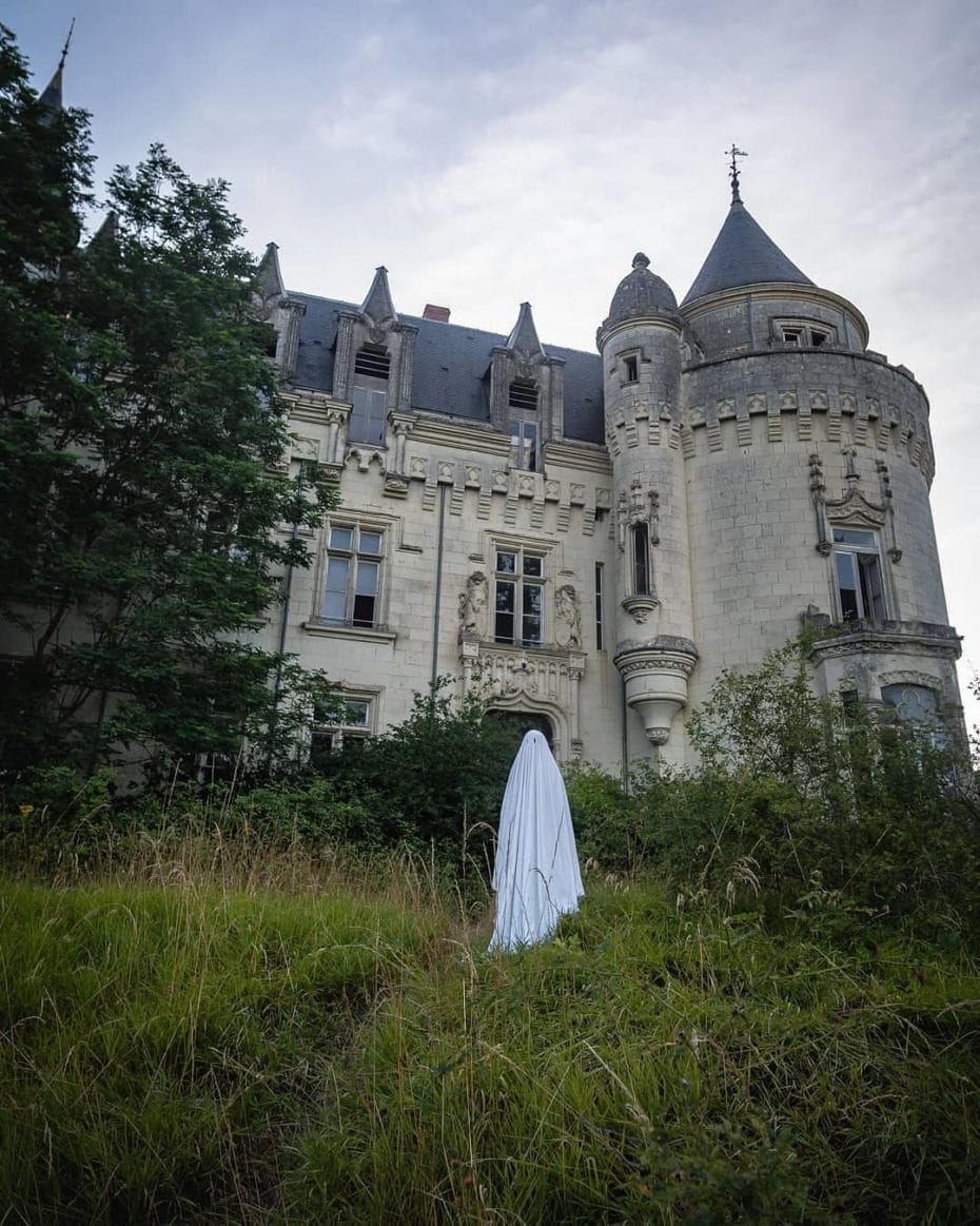 le photographe jim carroll qui a créé la série photo A Peculiar Ghost prend des clichés de figure fantomatique, vêtues d'un drap troué au niveau des yeux, posant devant des lieux abandonnés. sur cette photo c'est devant une imposante bâtisse que le fantôme pose