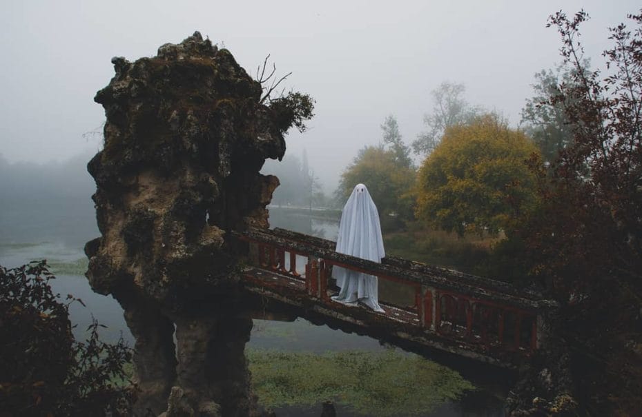 le fantôme se tient sur un pont, le paysage est brumeux et se devine à peine
