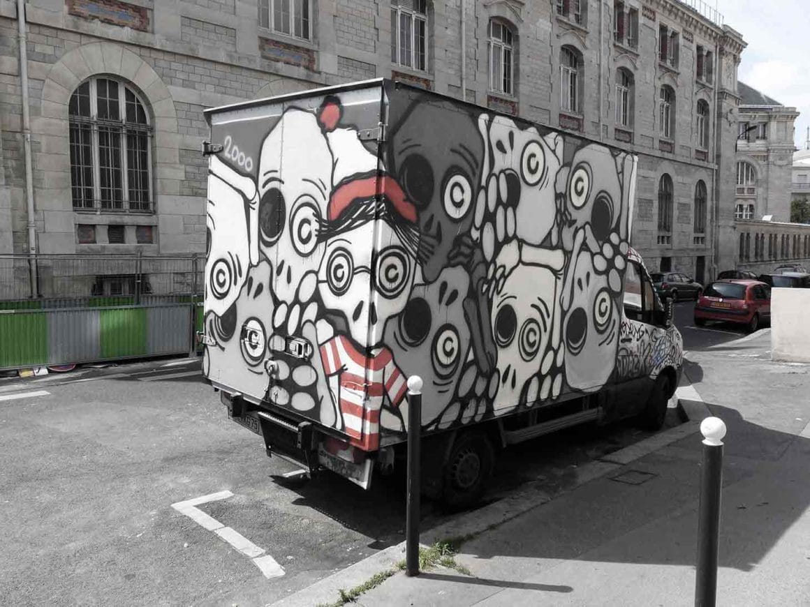 Les crânes et ossements de mygalo tagués sur un camion street art