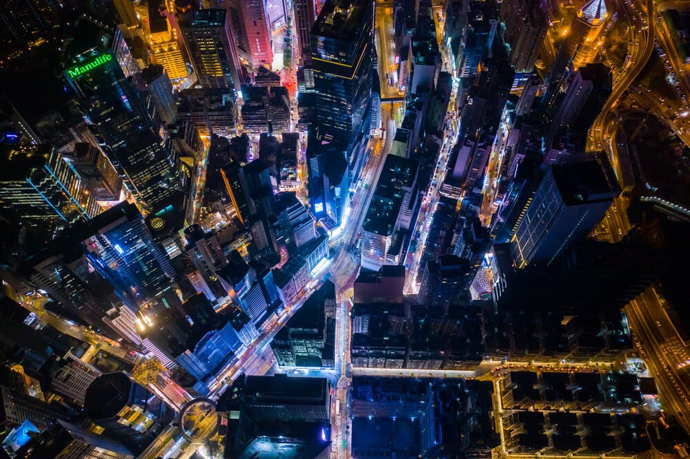 les rues de la ville et ses lumières la nuit vu de haut avec un drone