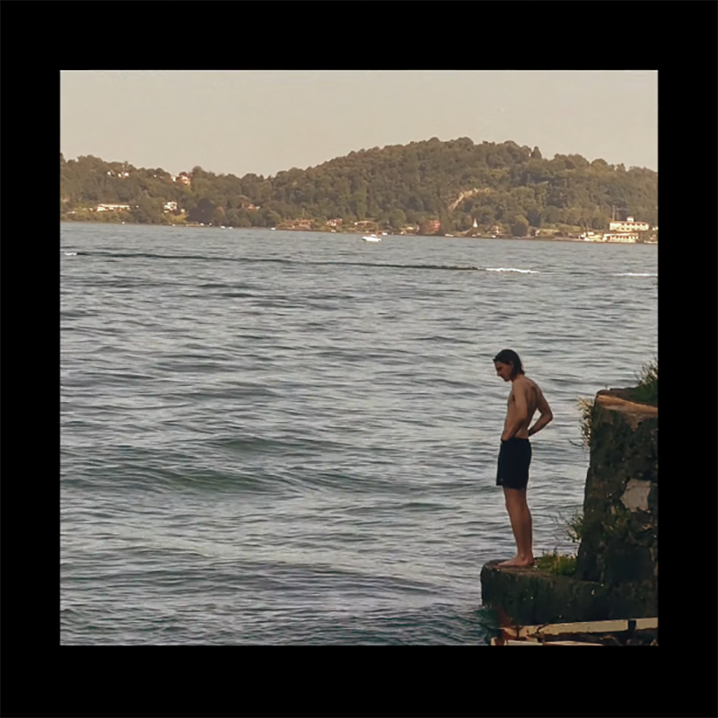 Capture d'écran clip "Emmène-moi" de Charlie Faron / Charlie est près de la mer
