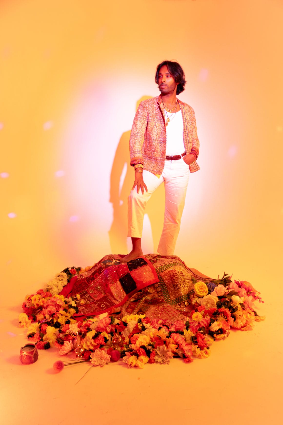 un deux le dj qui réinvente un mantra avec son nouveau titre Ganapataye
il posesur un tapis de fleurs