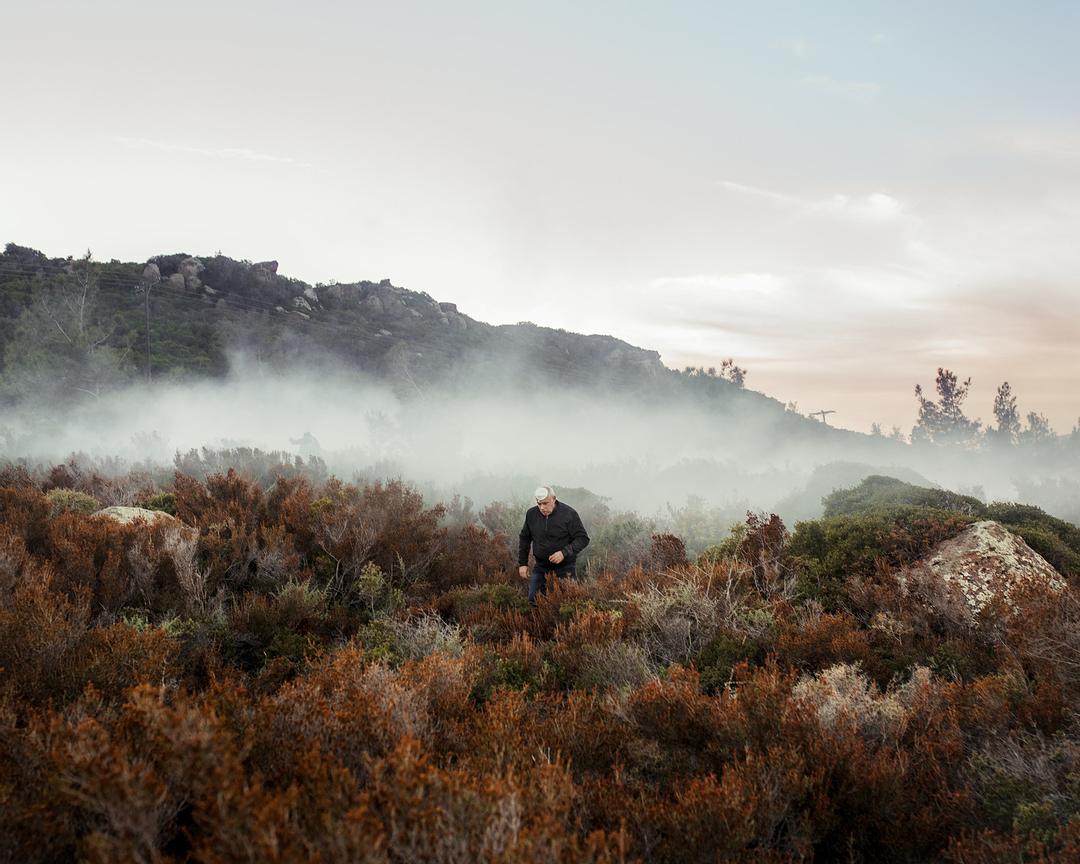 mathias benguigui et agatha kalfras dans la série les chants de l'asphodèle
photographie couleur d'un homme dans la montagne entouré de brume