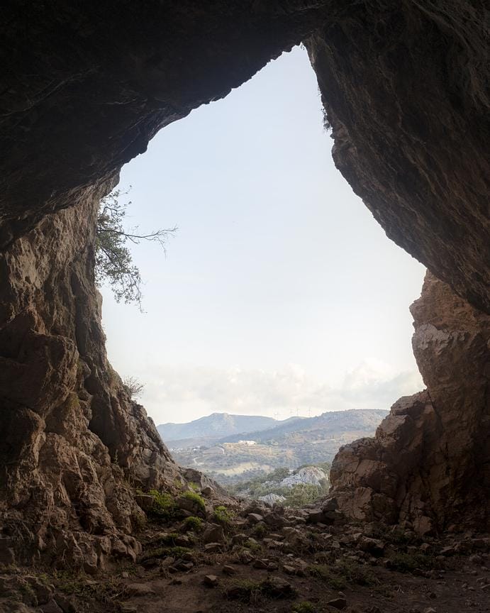 mathias benguigui et agatha kalfras dans la série les chants de l'asphodèle
photo de l'entrée d'une grotte