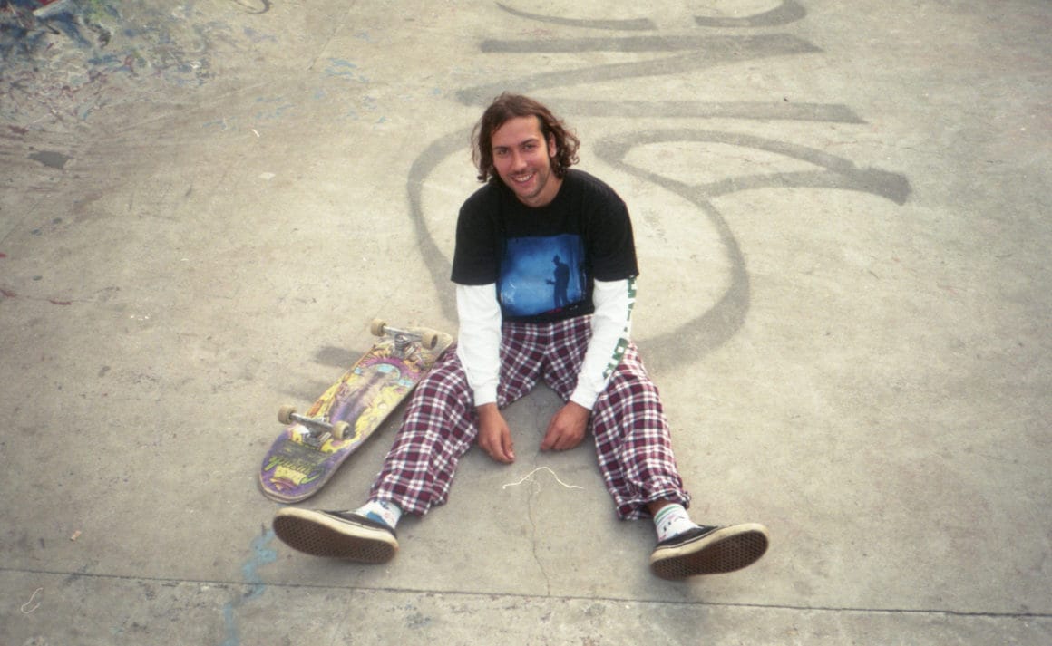 Miel de Montagne vu paar le photographe Harold Elhaie.
le chanteur est assis sur le sol à côté de son skate et sourit