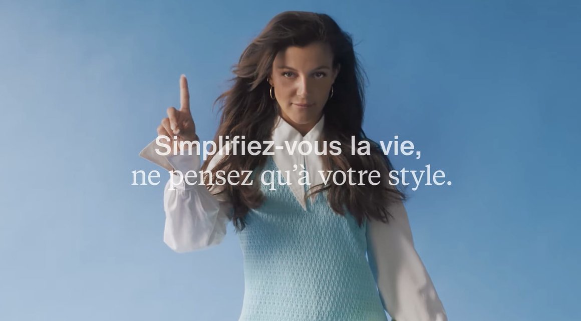 Portrait de l'actrice Camille Lellouche, sur fond bleu. En premier plan, l'inscription "Simplifiez-vous la vie, ne pensez qu'à votre style".