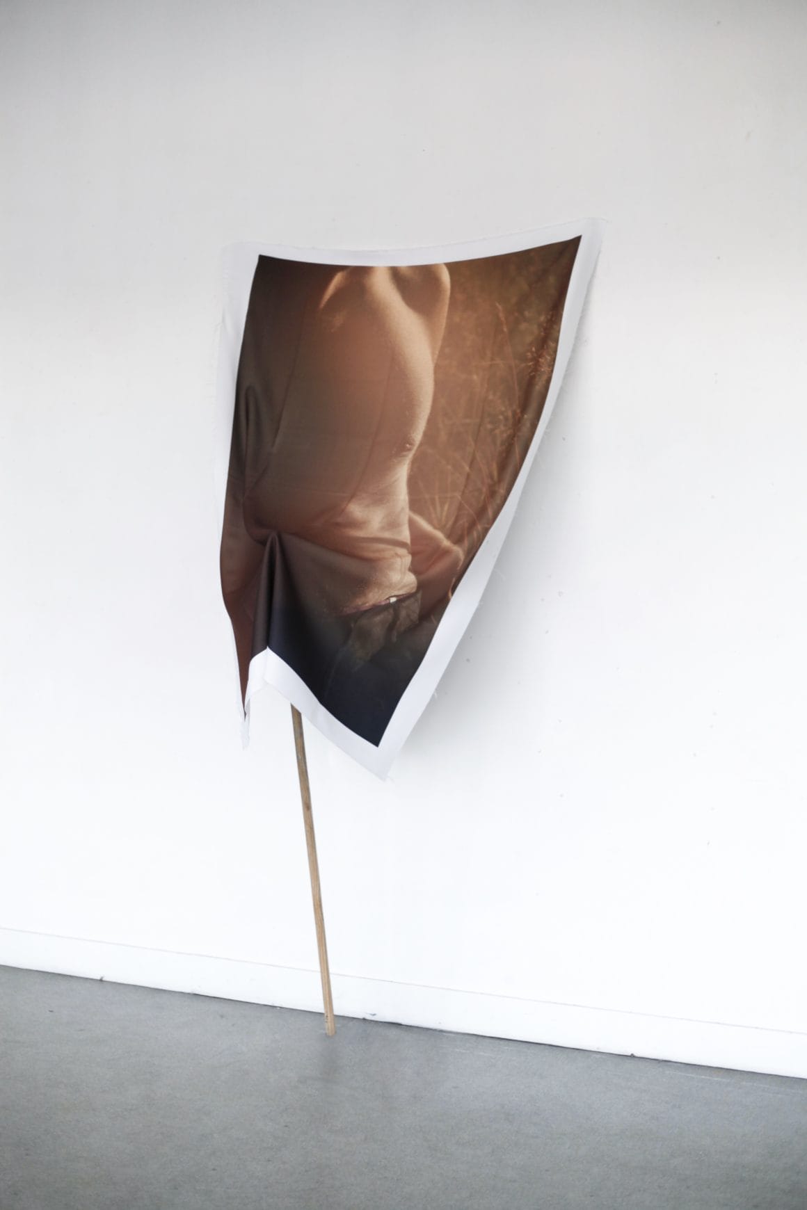 Quentin Fromont photo imprimé sur tissu placée sur un poteau