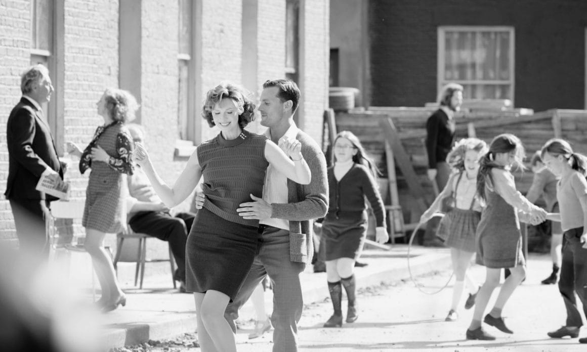 Ma (Caitriona Balfe) et Pa (Jamie Dorman) s’autorisent une danse dans la rue au son d’un tourne-disque