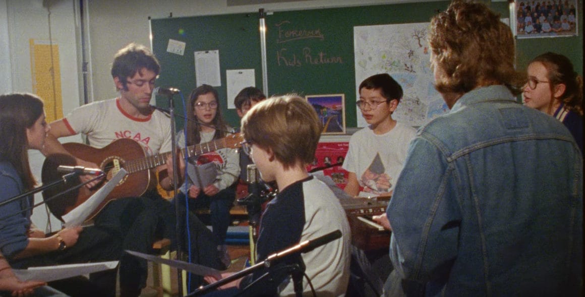 Photo de Kids Return lors d'une version acoustique de Forever accompagné des enfants de la chorale Les Petits Chanteurs de Saint-Louis de l'école de Fénelon St-Marie.
